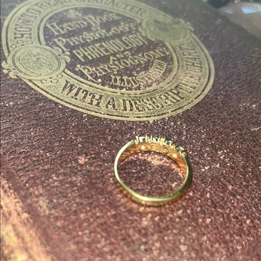 Elegant Vintage Gold and Red Gemstone Ring - Picture 4 of 7